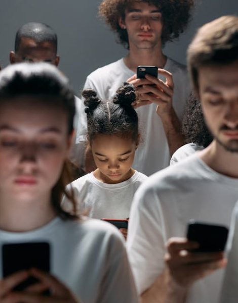 stay-focused-in-a-distracted-world-8088493